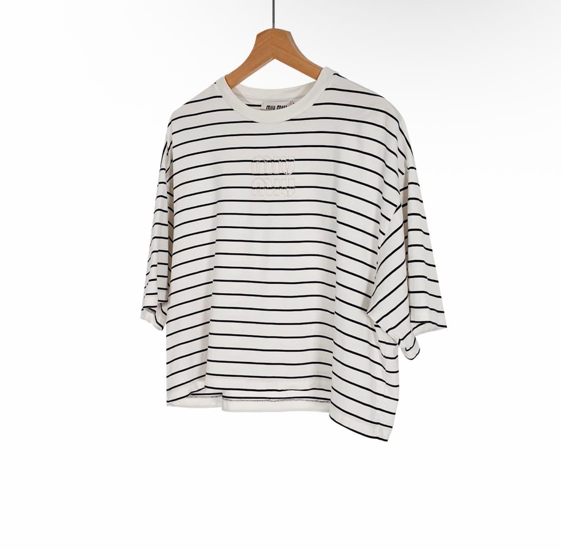 [M] 미우미우 여성 자수 로고 스트라이프 크롭 반팔 티셔츠 아이보리 상품이미지2