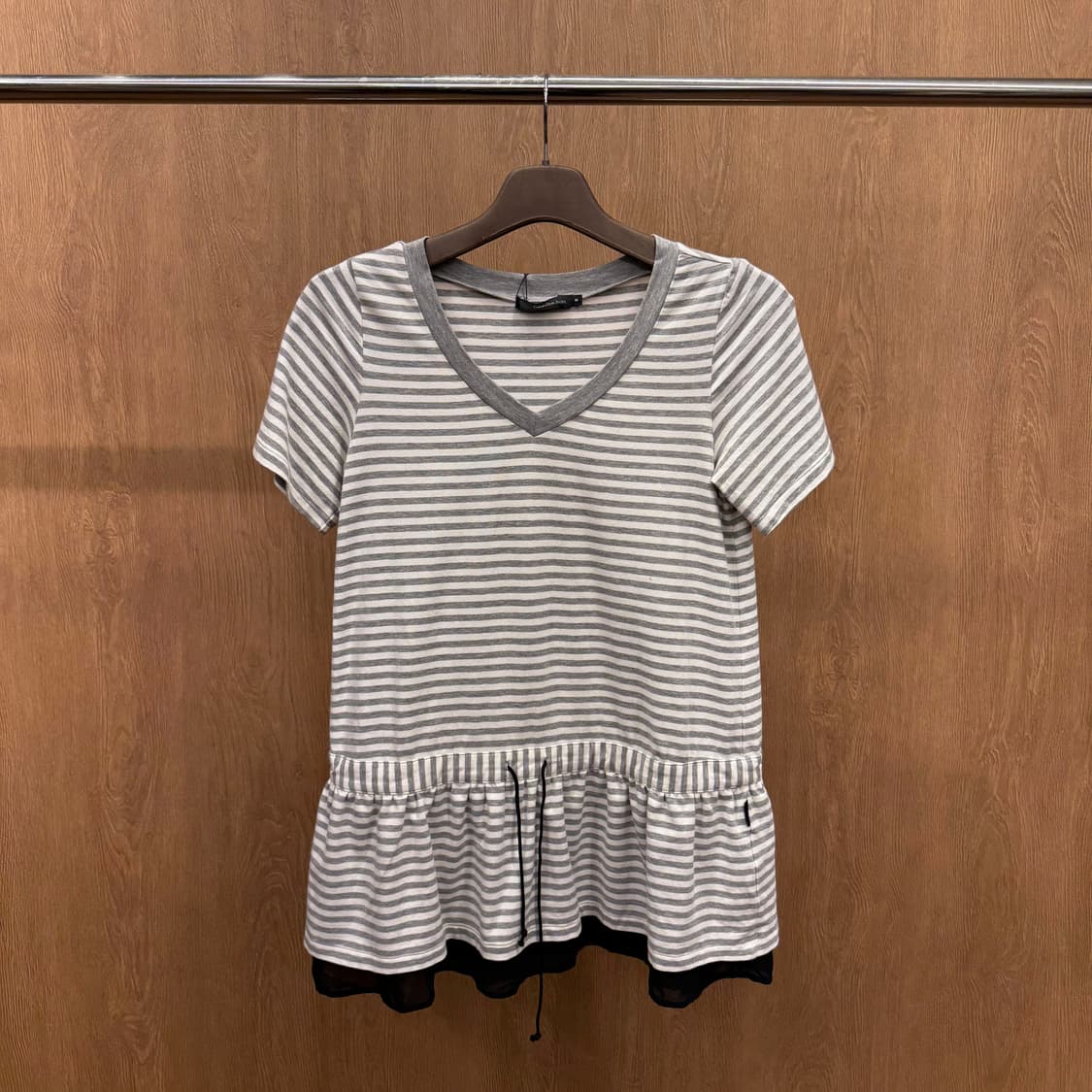 캘빈클라인진스 스트라이프 브이넥 반팔 티셔츠 프릴 밑단 레이어드 그레이 상품이미지2