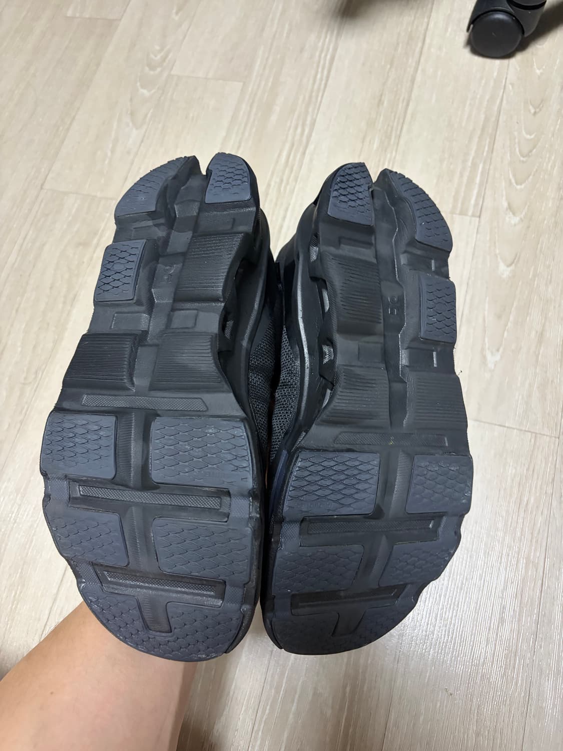 270)온러닝 파프 클라우드몬스터2 블랙 마그넷 상품이미지4