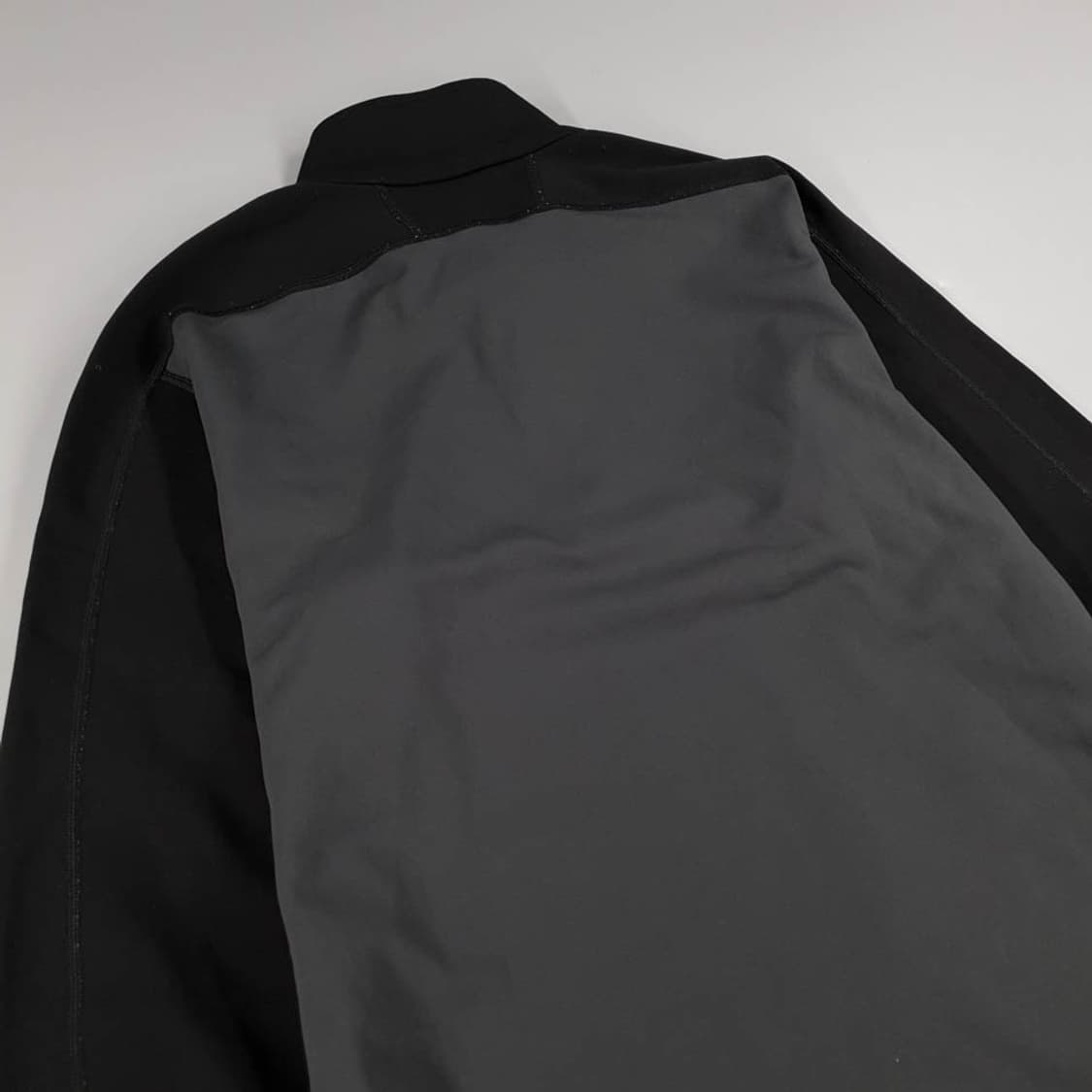 아크테릭스 블랙 그레이 암 로고프린팅 하프집업 반집업  상품이미지5