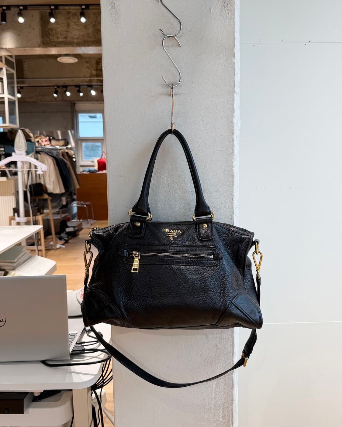 프라다 블랙 비텔로 다이노 모터백 상품이미지2