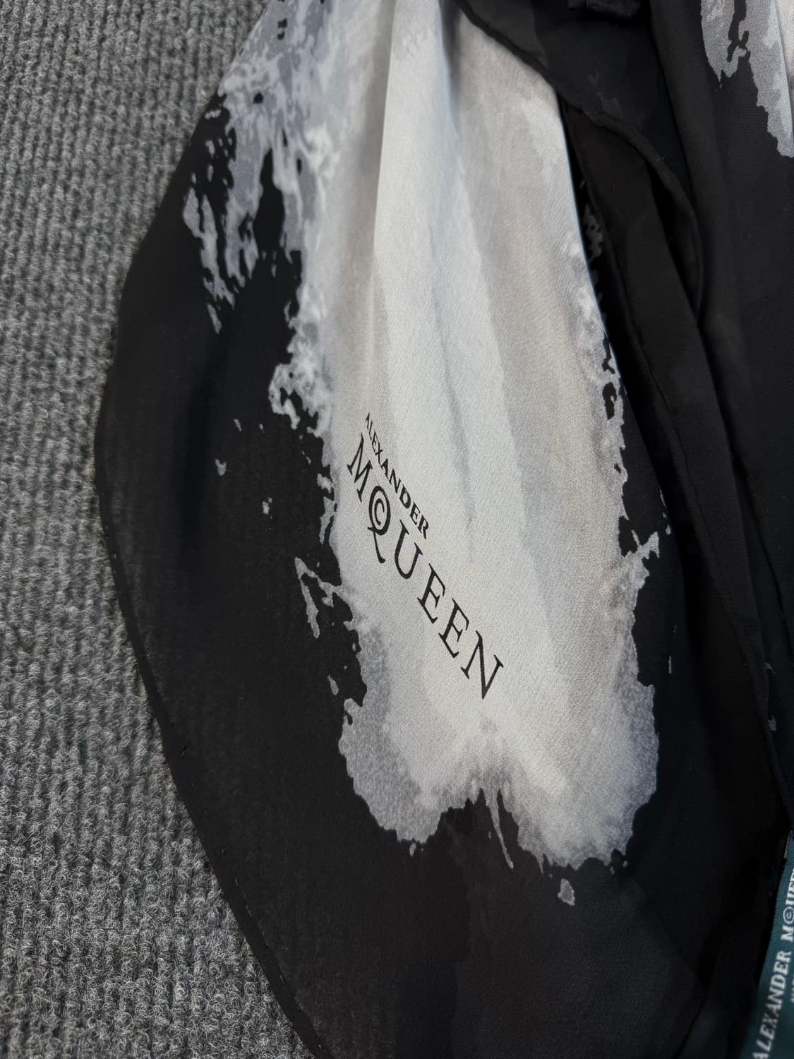 알렉산더맥퀸 대형 실크 스카프 상품이미지2