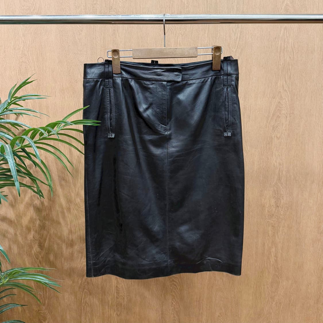 살바토레 페라가모 레더 미디 스커트 사이드 포켓 백 슬릿 디테일 블랙 상품이미지1