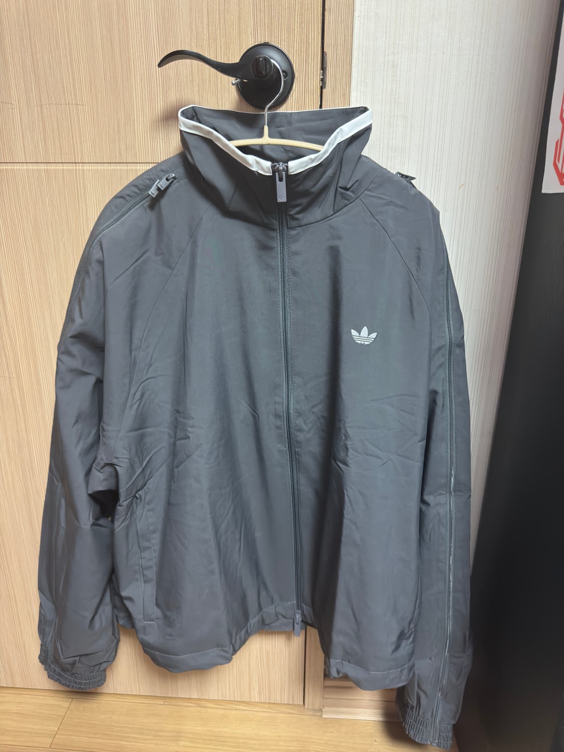 아디다스 아딜레늄 시즌3 트랙탑 그레이 판매합니다 상품이미지3