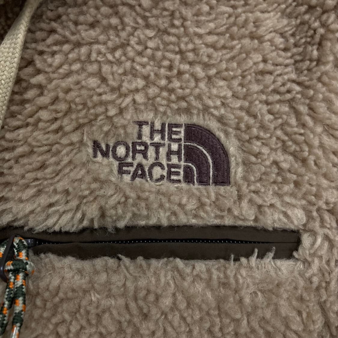 노스페이스 브라운 컬러 스몰 로고 쉐르파 후드 자켓 상품이미지2