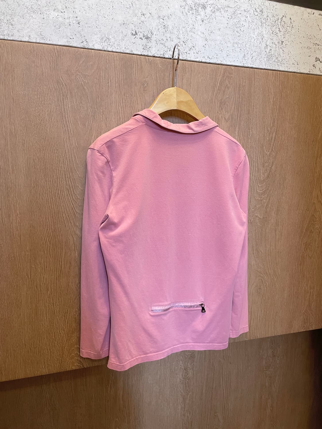 프라다 브이넥 카라 티셔츠 레드 로고 탭 후면 지퍼 포켓 디테일 핑크 상품이미지3