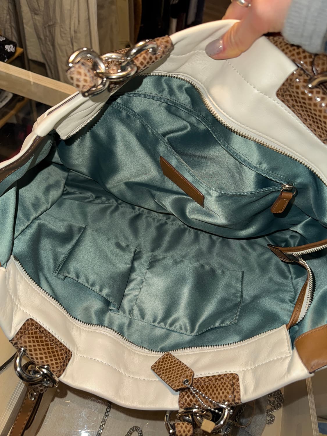 코치 아이보리 숄더백 상품이미지4