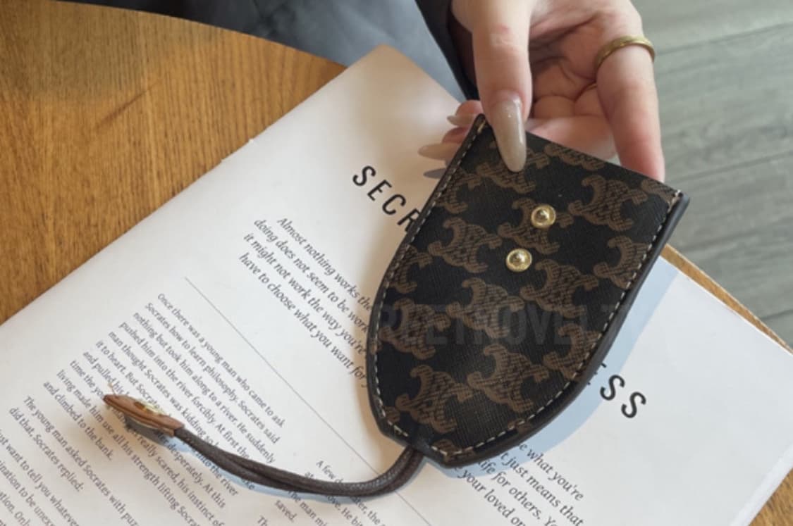 셀린느 트리옹페 키홀더 블랙 상품이미지4