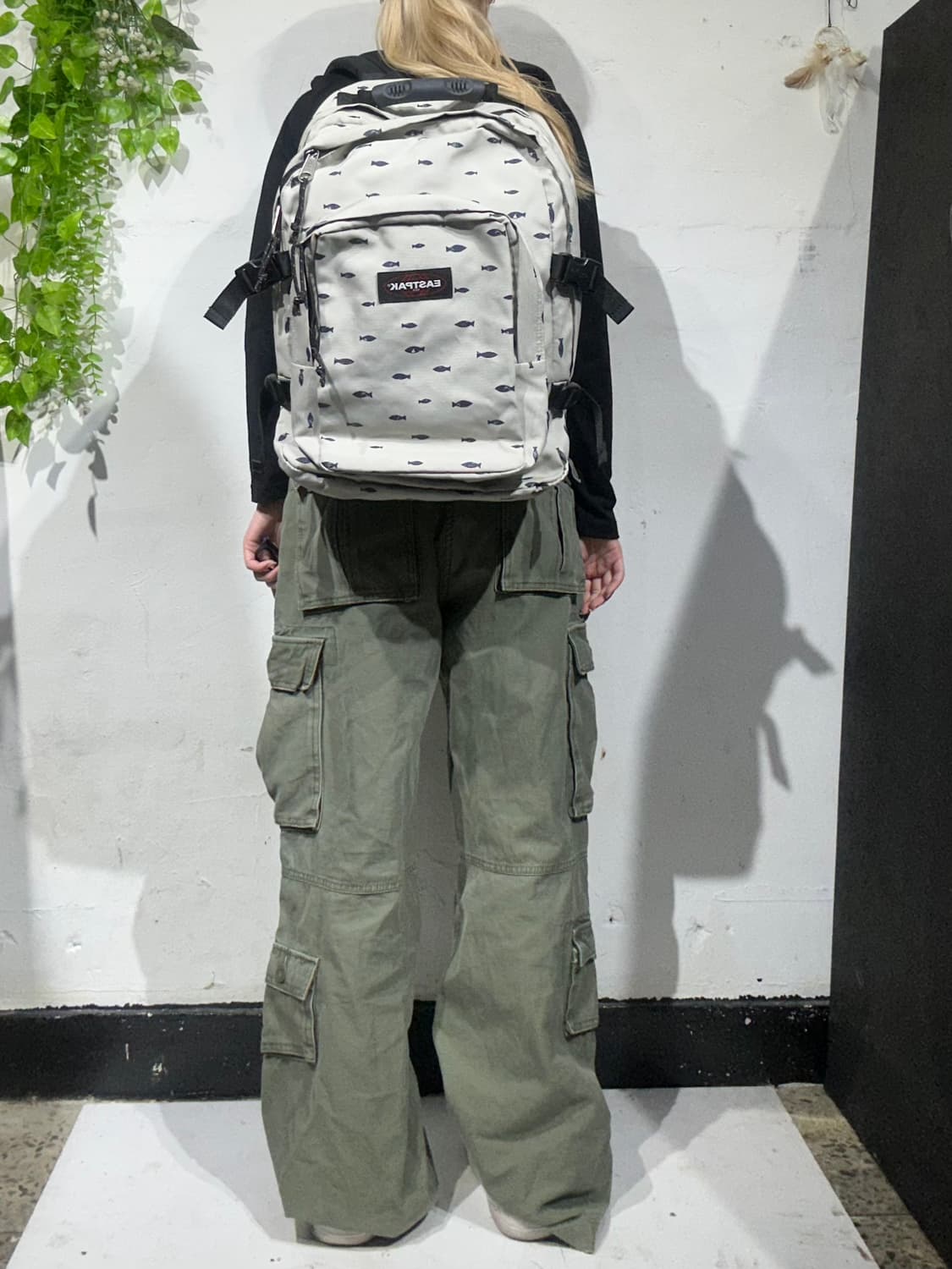 이스트팩 아이보리 물고기 피싱 백팩 가방 상품이미지3