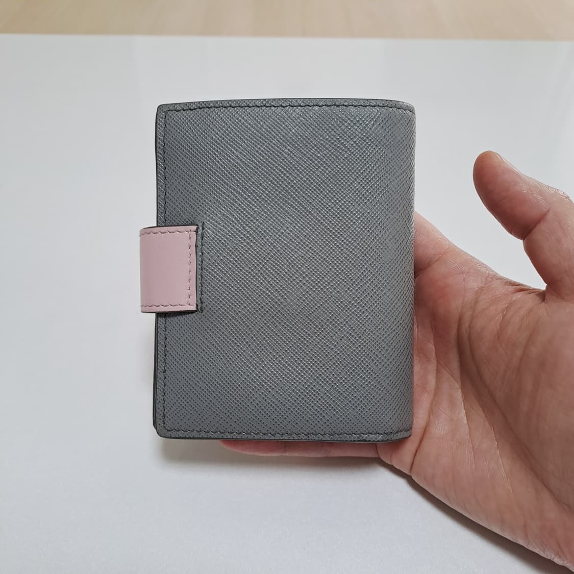 [100%/정품] 프라다 사피아노 스무스 레더 회색,핑크 지갑 상품이미지2