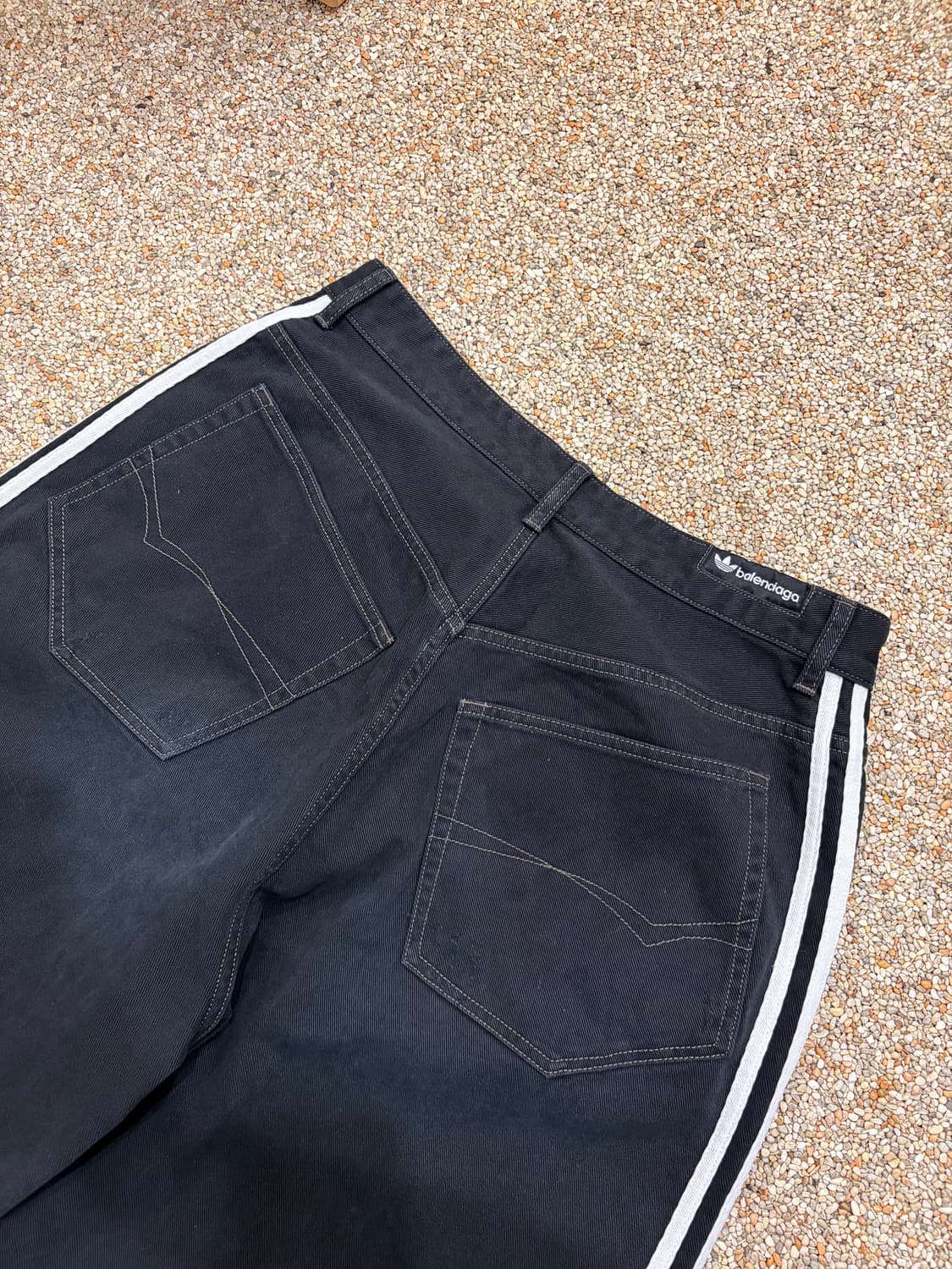발렌시아가 x 아디다스 라지 배기 트라우저 블랙 상품이미지5