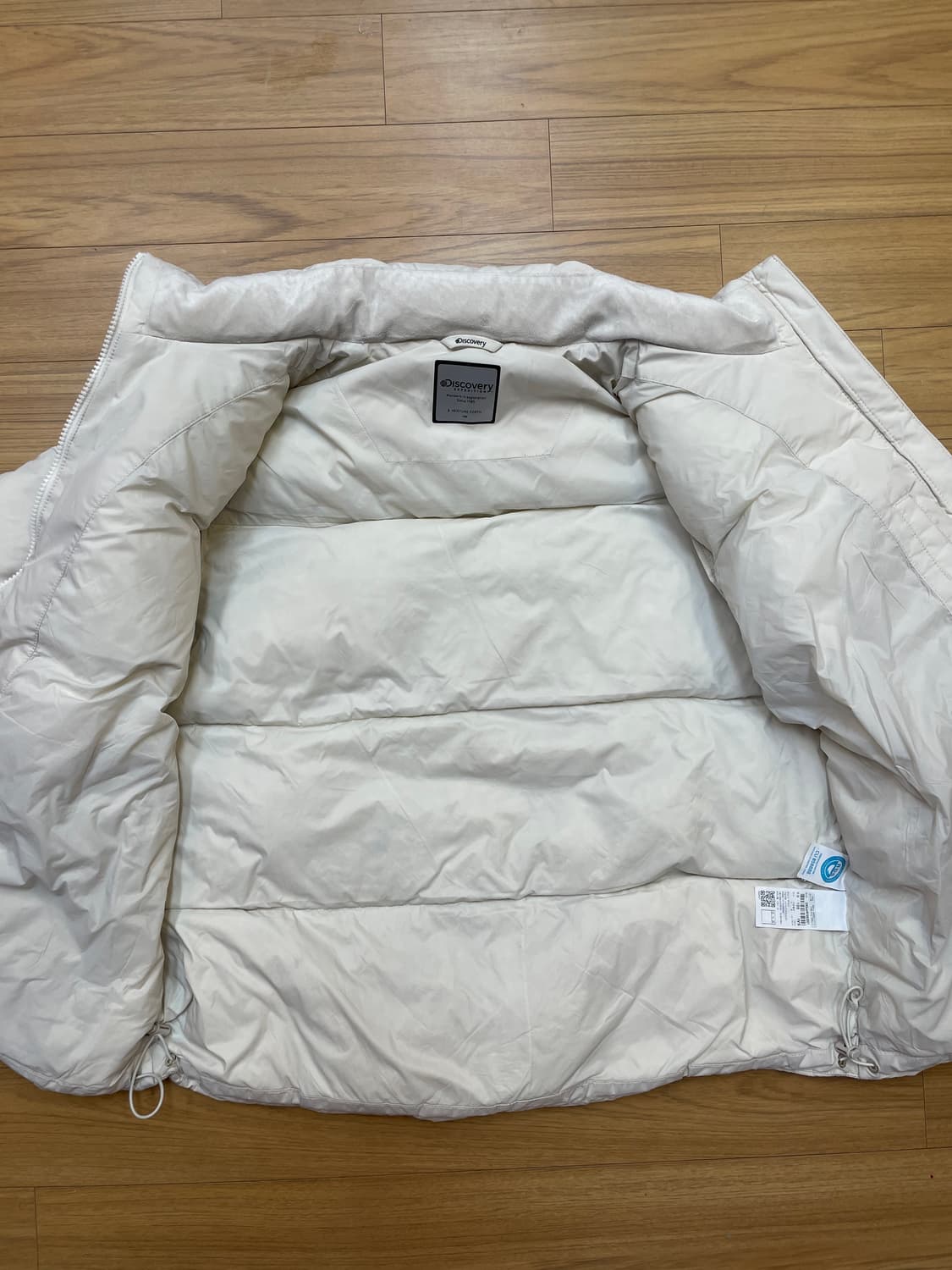 디스커버리 남성 숏패딩 아이보리 색상입니다. 사이즈는 100이고, 하자  상품이미지2