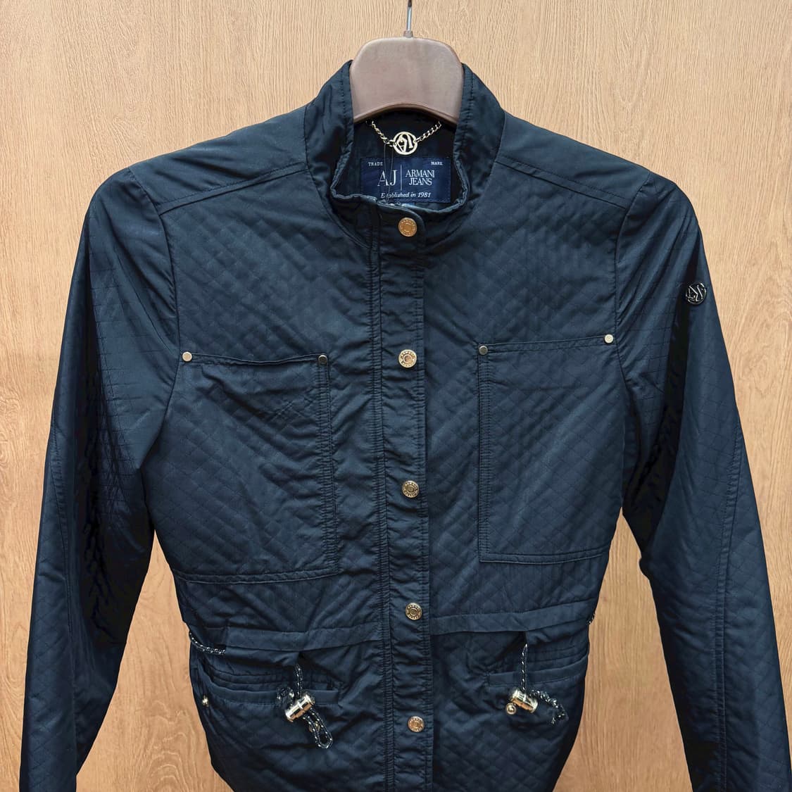 아르마니 진스 퀄팅 경량 자켓 골드 로고 장식 드로우 스트링 디테일 블랙 상품이미지4