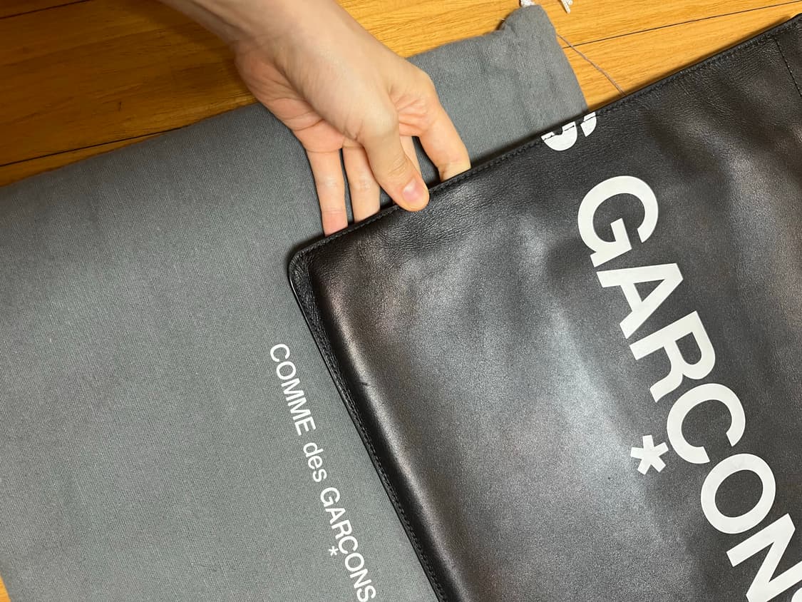 꼼데가르송 레터링 백 (100%레더) 상품이미지3