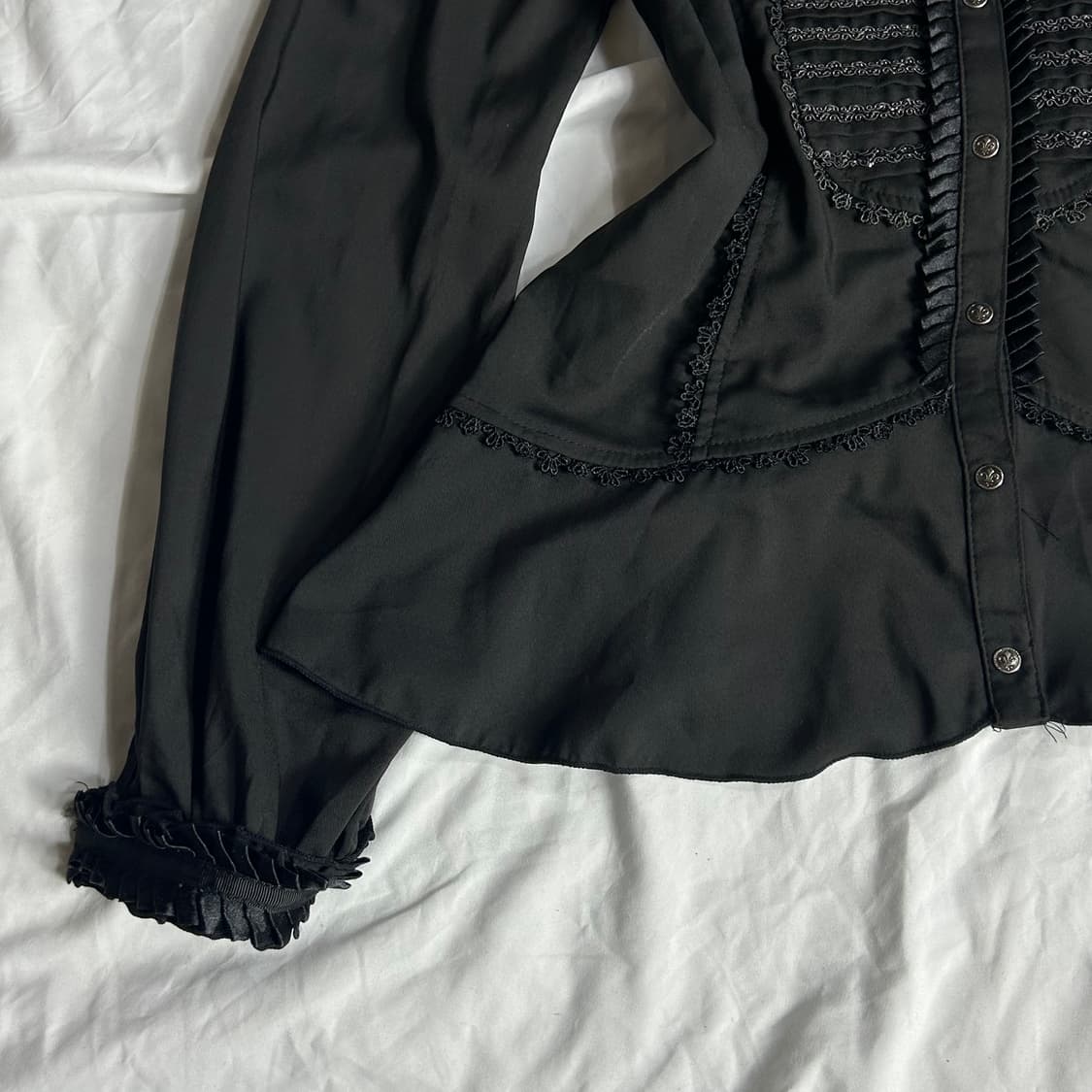 [OZZ ANGELO] 오즈안젤로 오즈온 고딕 프릴 블라우스 상품이미지4