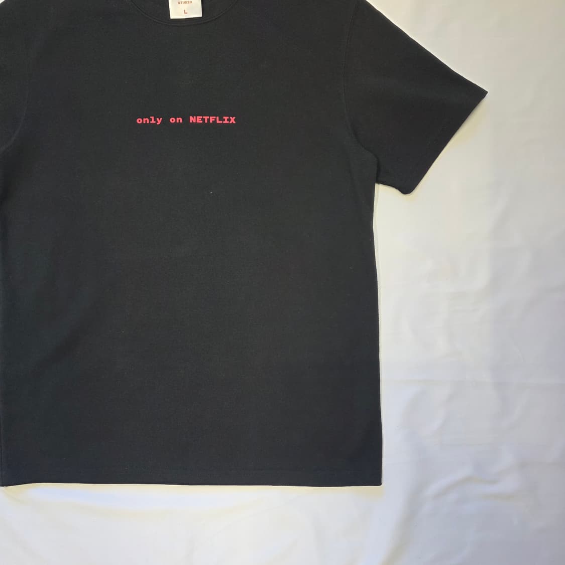 [L]아이앱 스튜디오 x 넷플릭스 숏슬리브 티셔츠 블랙 상품이미지4