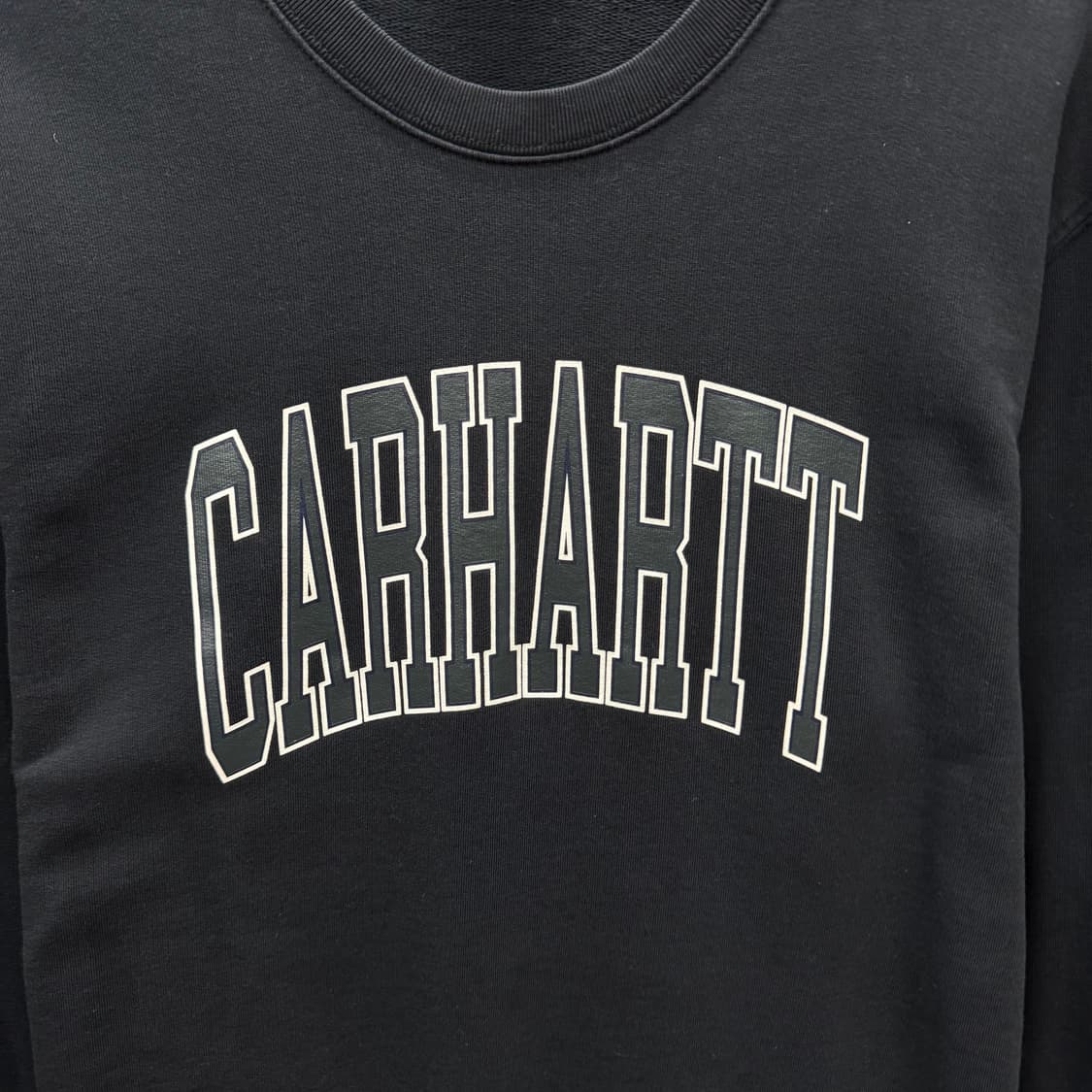 칼하트 윕 스웻셔츠 전면 레터링 로고 포인트 블랙 상품이미지5