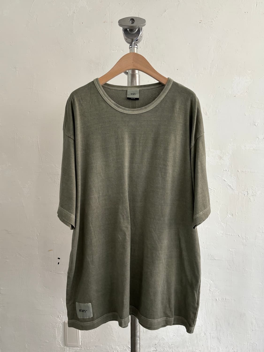 WTAPS 더블탭스 올리브 Sign-OD 피그먼트 다이드 반팔 티셔츠  상품이미지1
