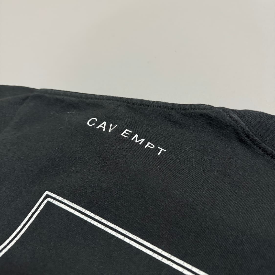 카브엠트(CAVEMPT) 22s 블랙 양면 나염 프린팅 코튼 크루넥 반팔 상품이미지5