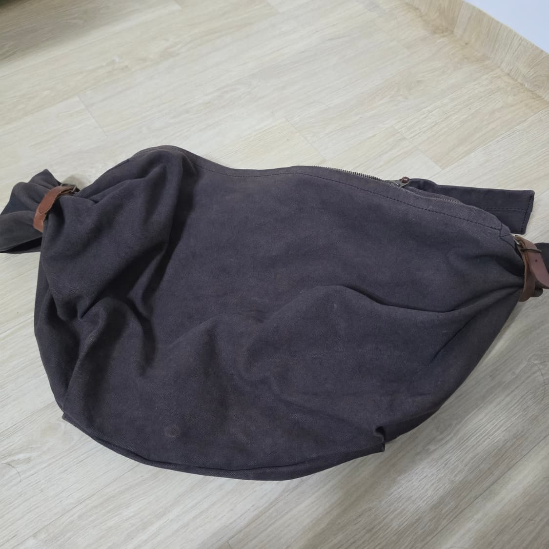 캐피탈 스너프킨백 블랙(브라운) 상품이미지2