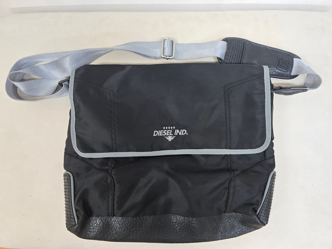디젤 가죽배색 세련된 데일리 크로스백 상품이미지1