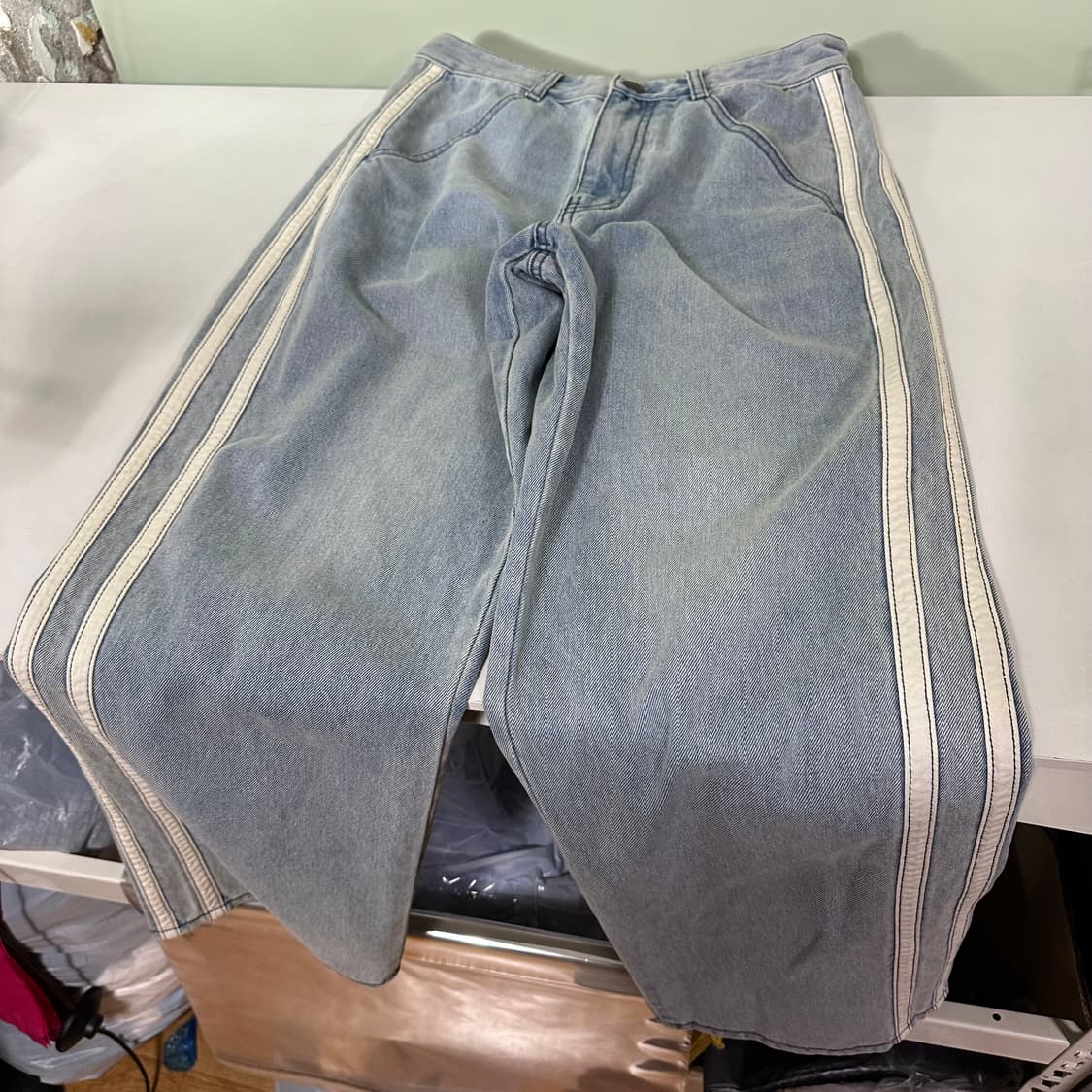 M 스컬프터 세미와이드 일자핏 연청워시드 사이드라인 데님팬츠 상품이미지3