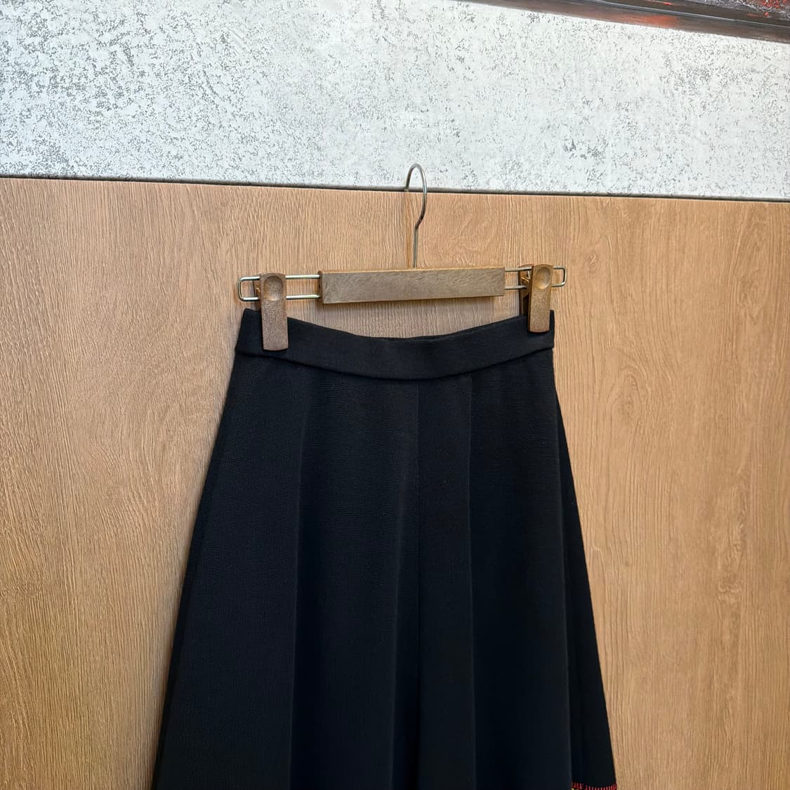 입생로랑 니트 밴딩 미디 스커트 자카드 패턴 라인 배색 디테일 블랙 상품이미지4