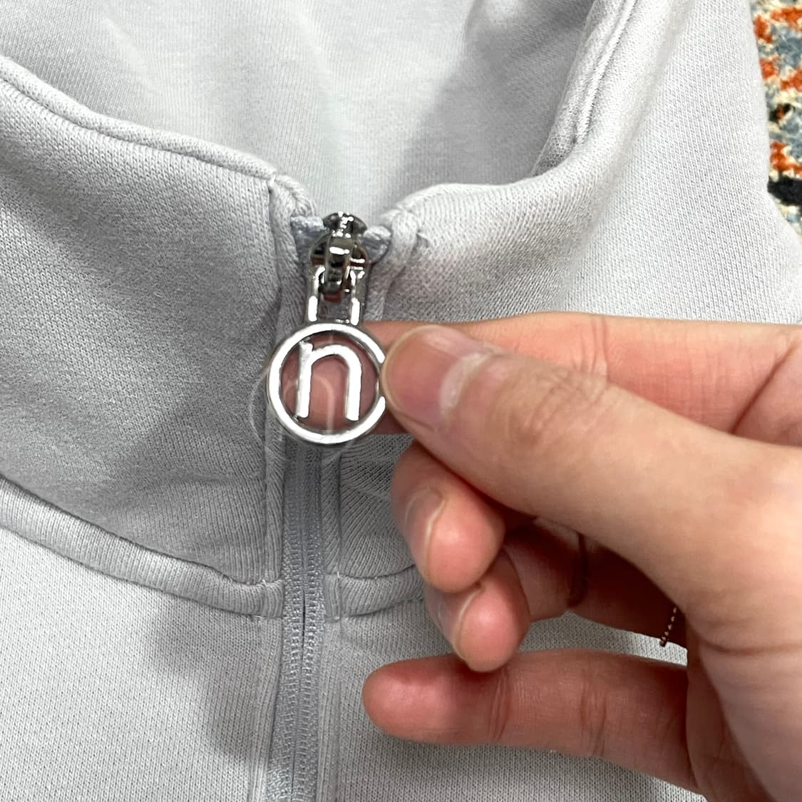 뉴발란스 스펠로고 그레이 기모 반집업 크롭 맨투맨 티셔츠 여성85 상품이미지3