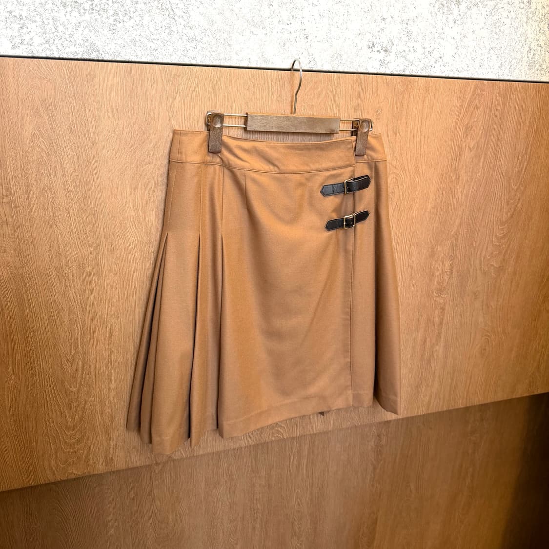 빈티지 랩 플리츠 미디 스커트 버클 스트랩 디테일 A라인 카멜 상품이미지1