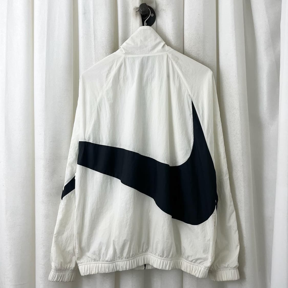 나이키 화이트 블랙 빅스우시 윈드브레이커 상품이미지4