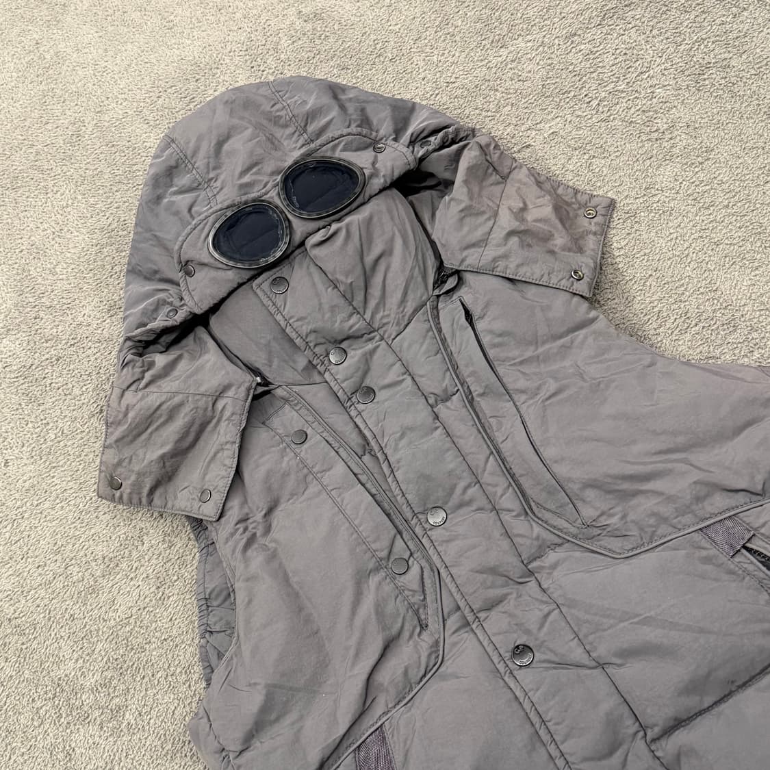 [정품/100] C.P.컴퍼니 덕다운 고글 패딩조끼 상품이미지1