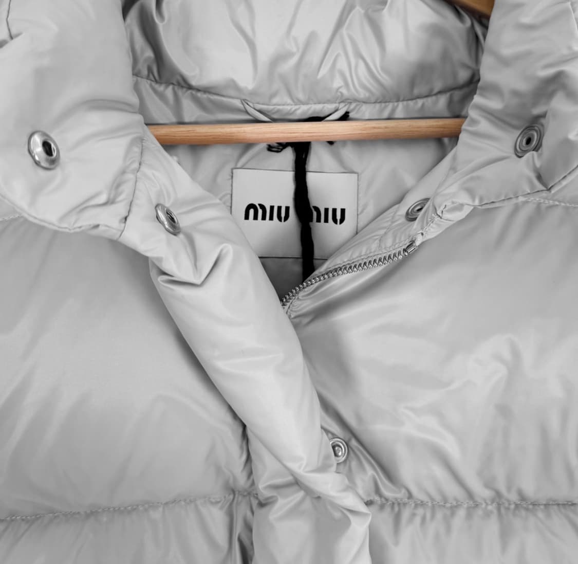 [40] 미우미우 여성 백로고 푸퍼 후드 나일론 다운 패딩 자켓 그레이 상품이미지3