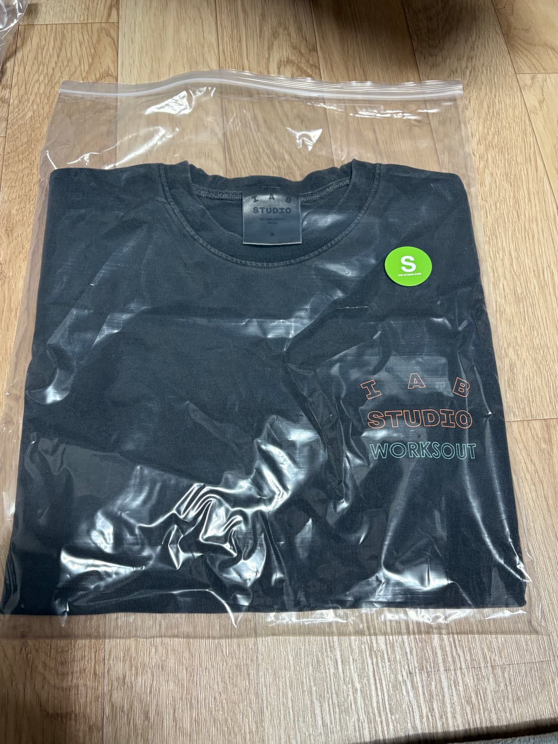 아이앱 스튜디오 x 웍스아웃 반팔티 (차콜) 상품이미지1