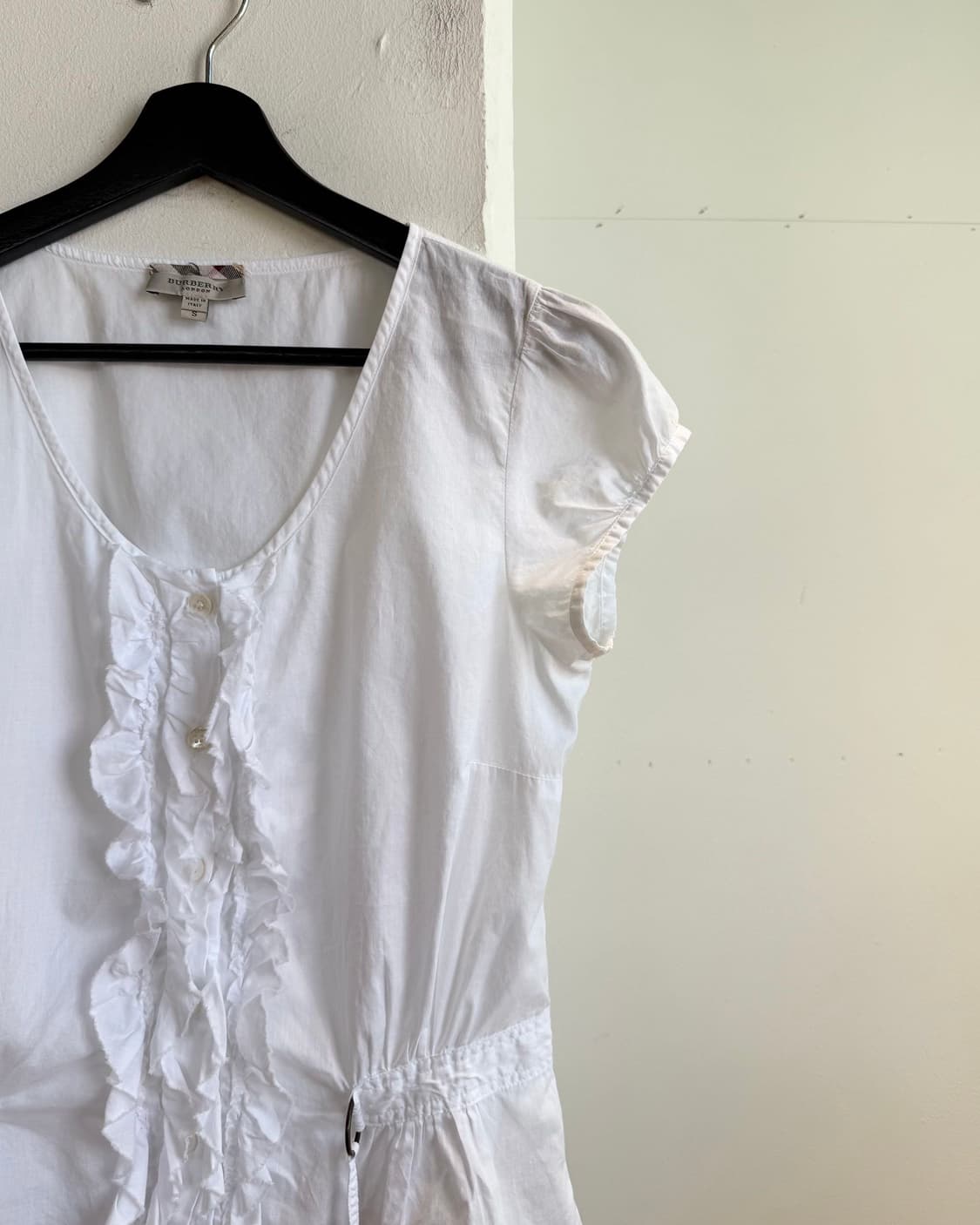 버버리 화이트 프릴 하프 셔츠  상품이미지4