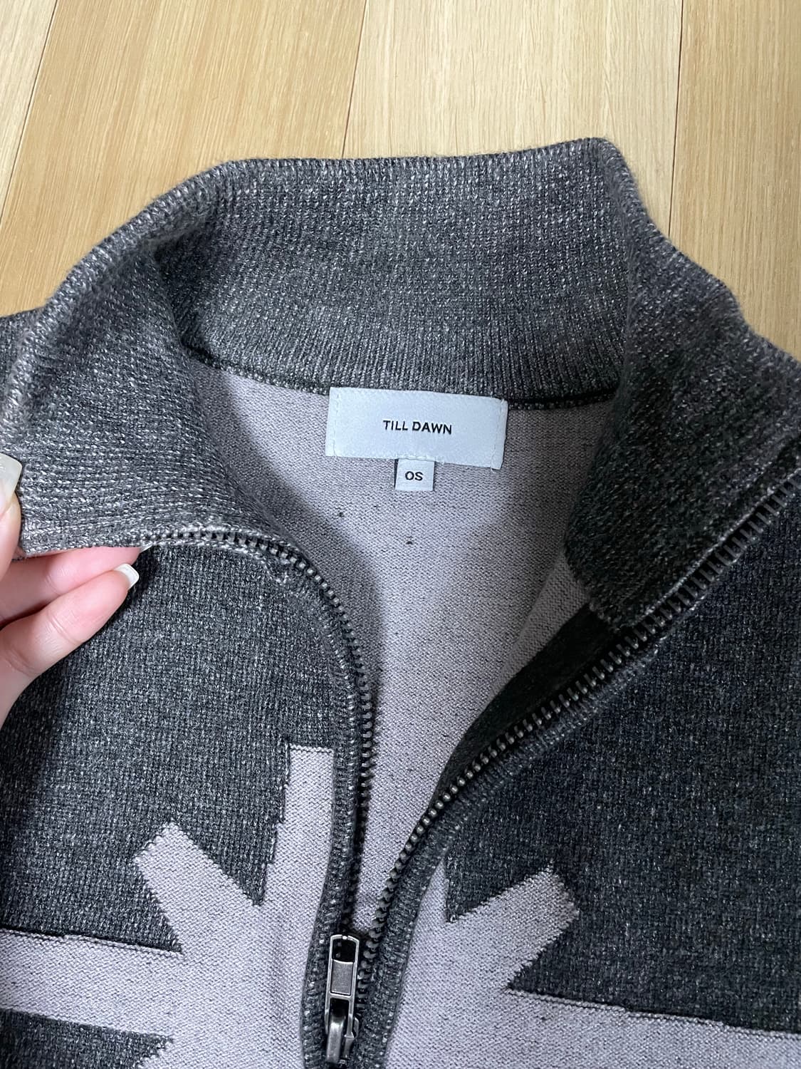 틸던 TWO-TONE SYMBOL KNIT VEST black 상품이미지7