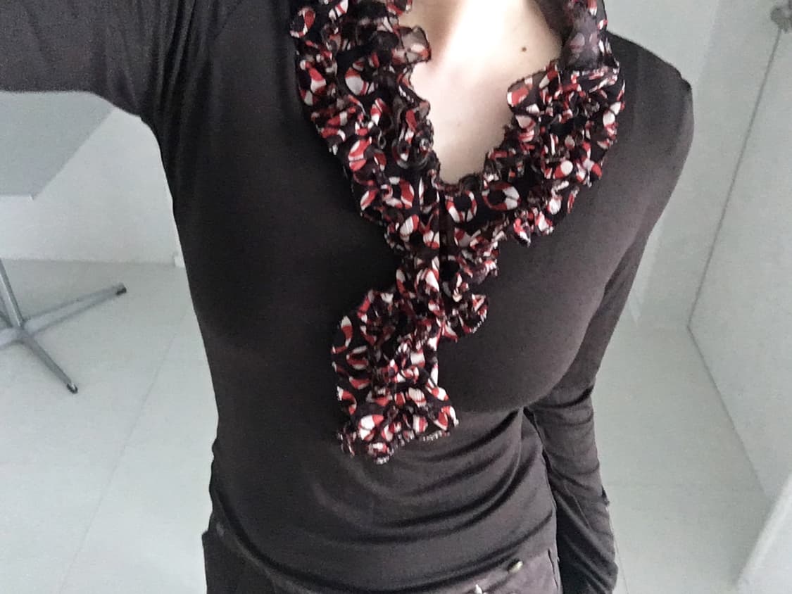 ruffle neck long sleeve top 상품이미지1