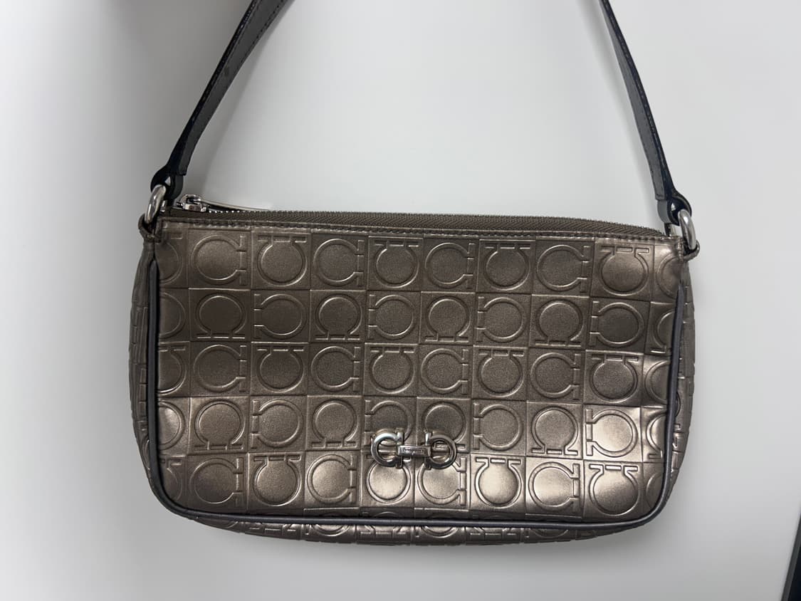 페라가모 에나멜 미니 숄더백 상품이미지1