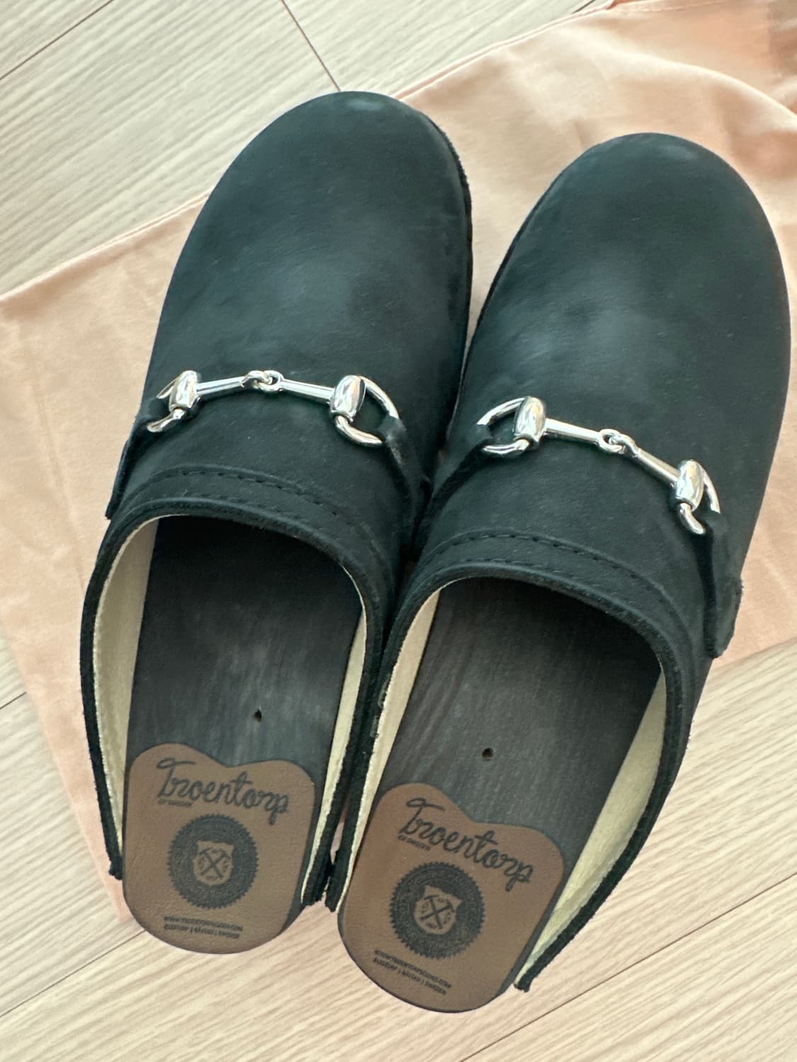 트로엔토프(Troentorp) 비트 클로그 블랙 스웨이드 상품이미지1