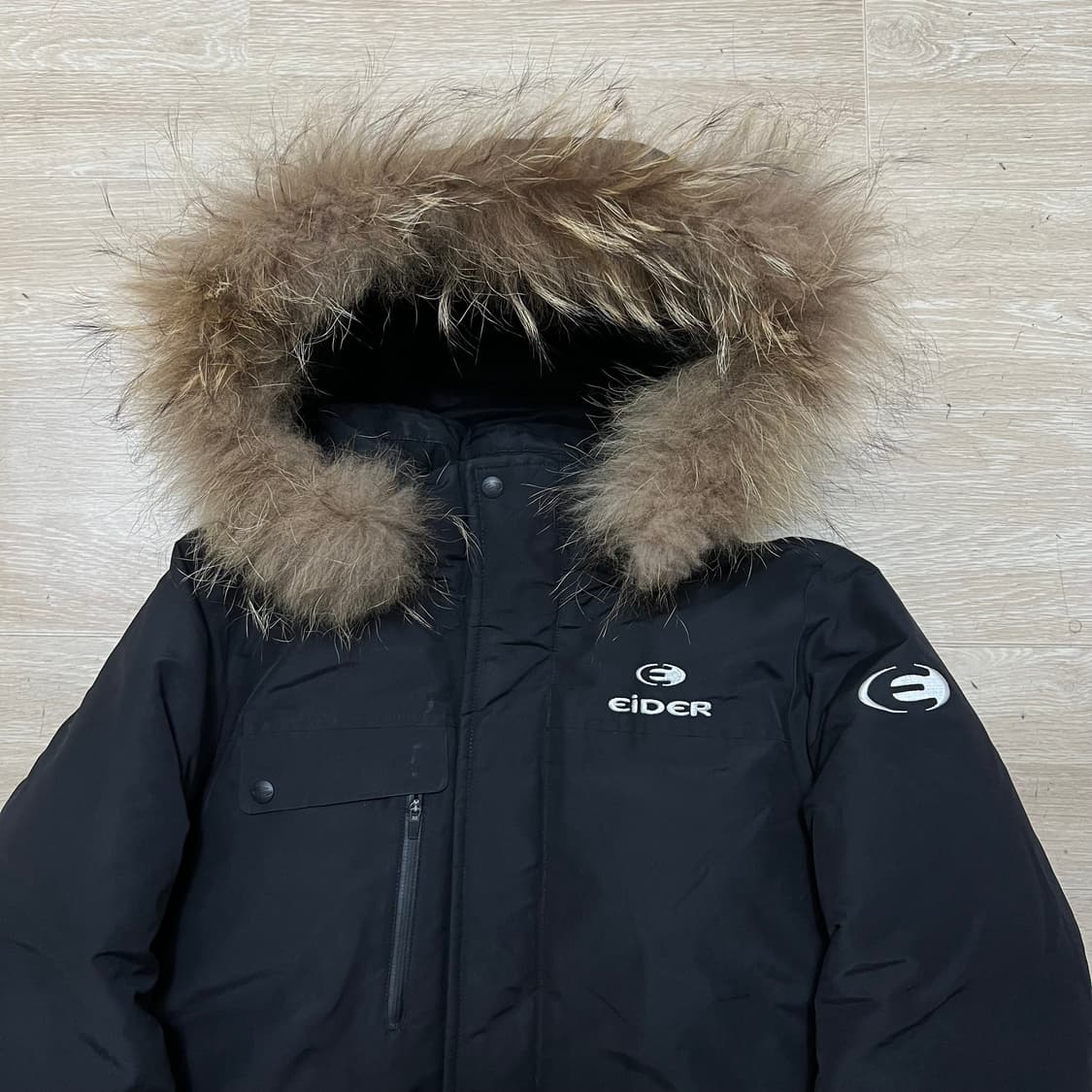 아이더 덕다운 로고 라쿤퍼 후드 카라스 패딩 점퍼 [블랙] M/95 상품이미지2