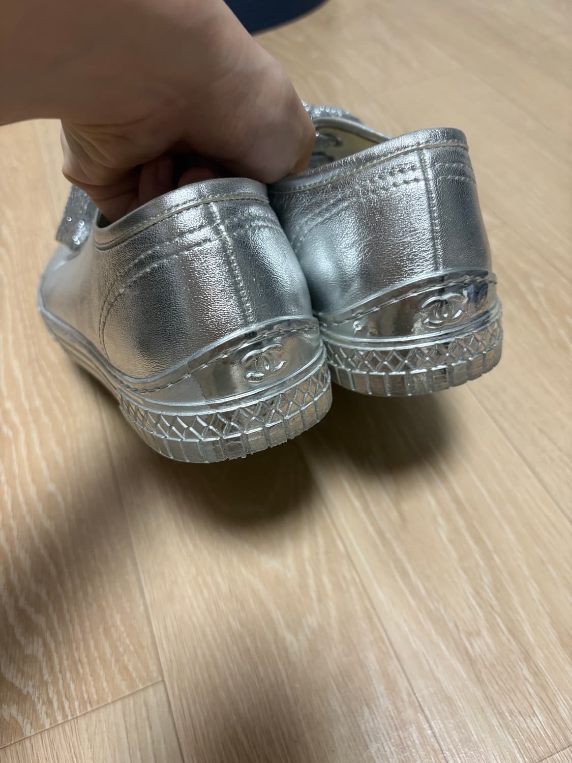 chanel 샤넬 레더 실버 스니커즈 39.5 상품이미지3