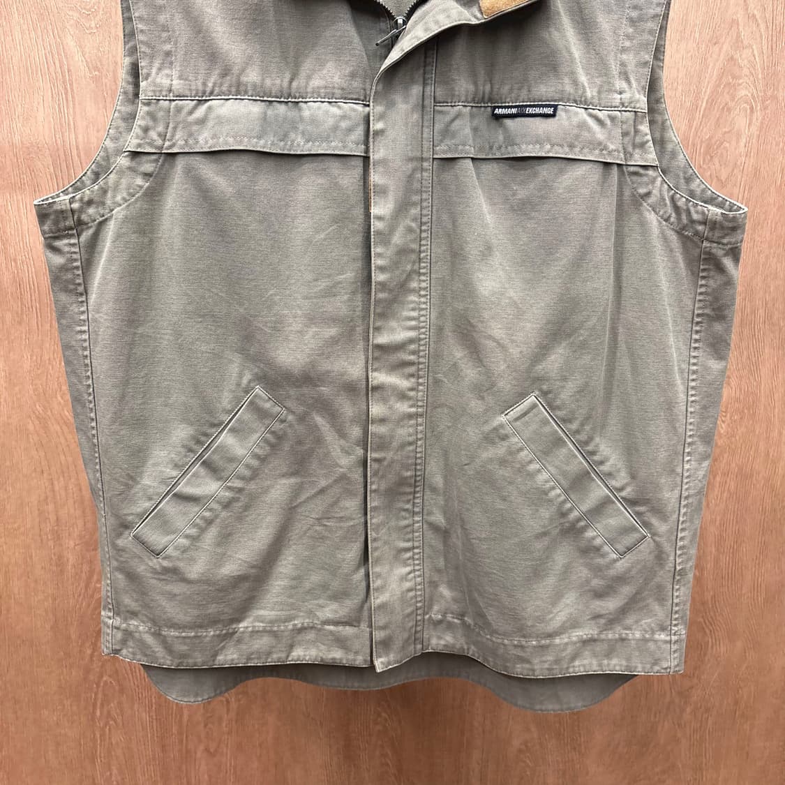 아르마니 익스체인지 하이넥 코튼 베스트 로고 자수 패치 디테일 카키 상품이미지5