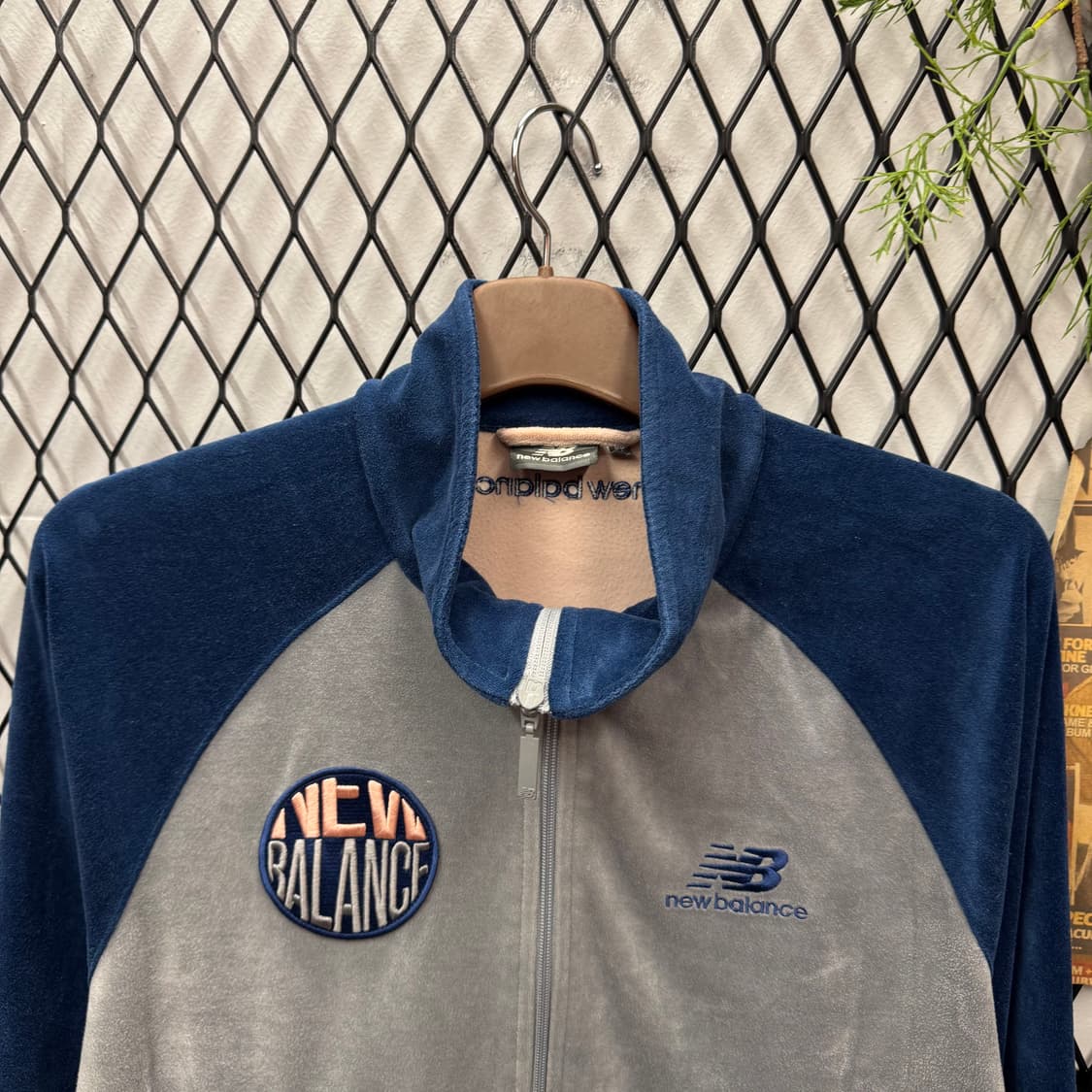 뉴발란스 벨벳 트랙 자켓 전면 로고 포인트 그레이 네이비 상품이미지3