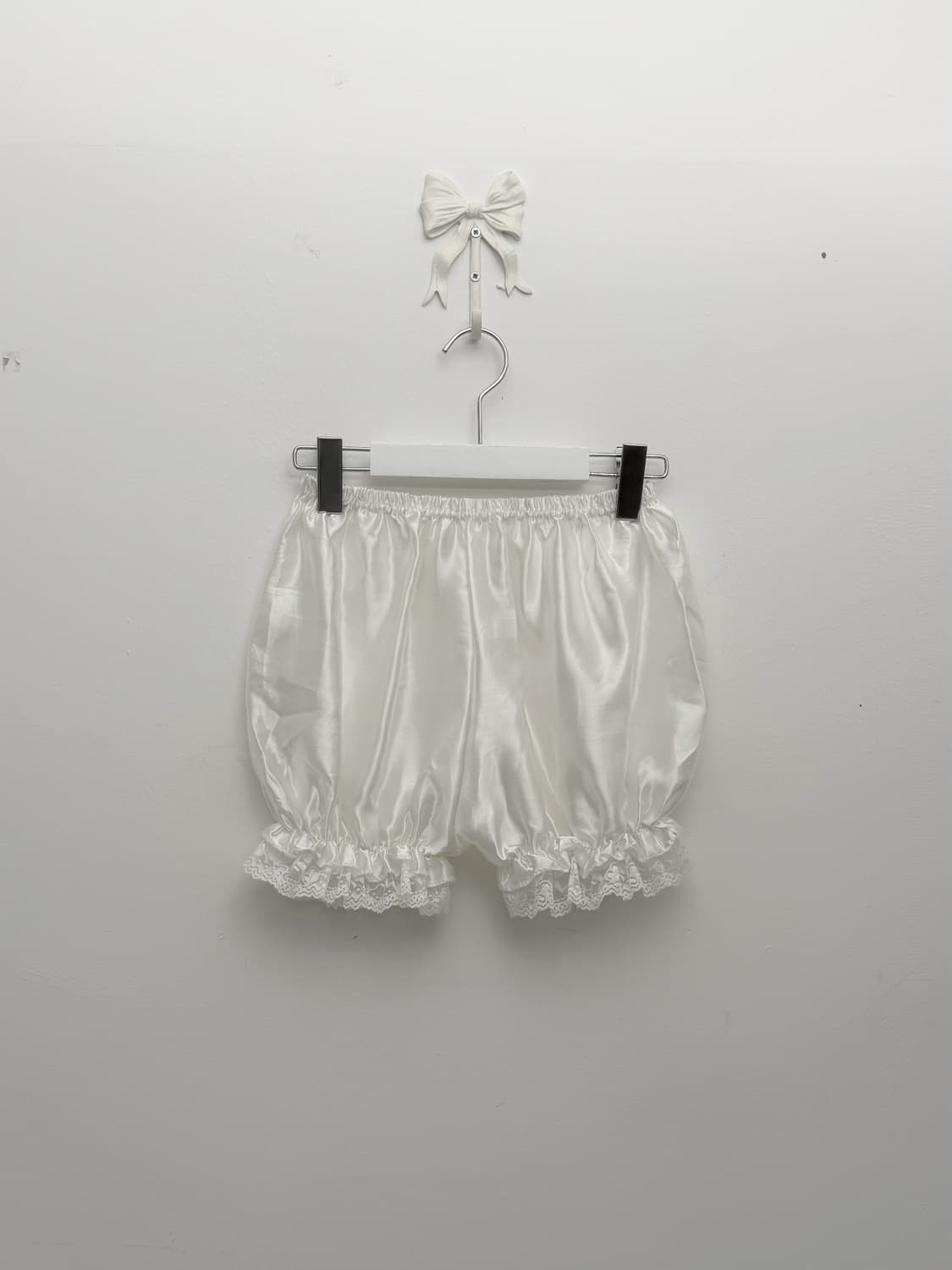 화이트 새틴 벌룬 숏팬츠 상품이미지3