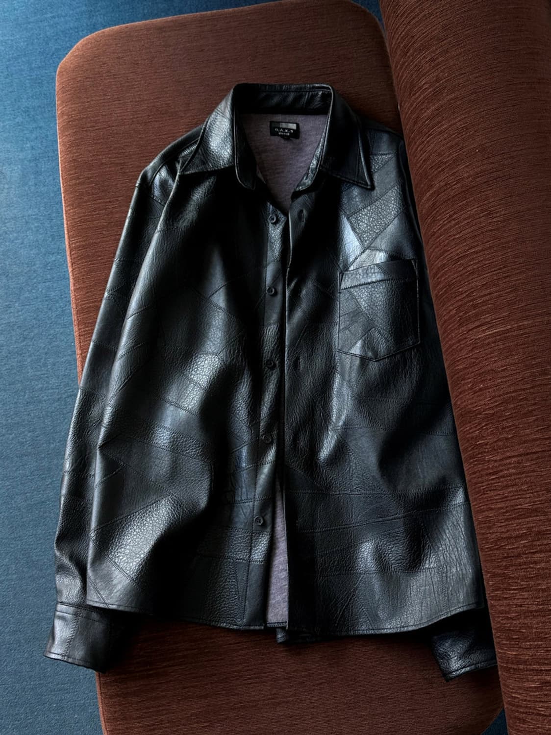 Fake leather irregular panel design shir 상품이미지3