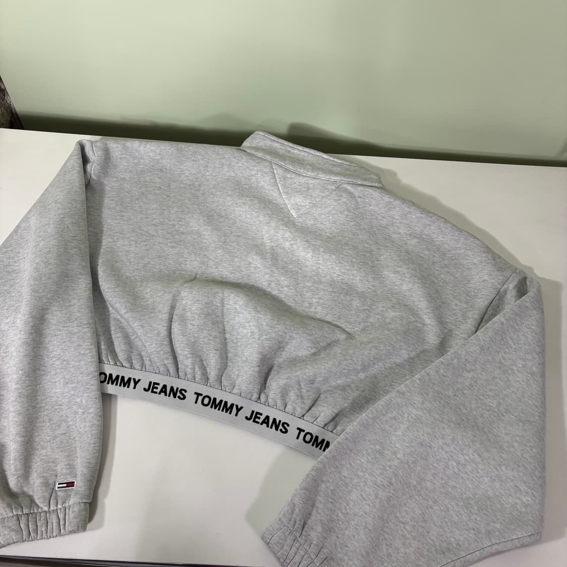 우먼FREE 타미진스 타미힐피거 그레이 반집업 크롭 맨투맨 상품이미지3