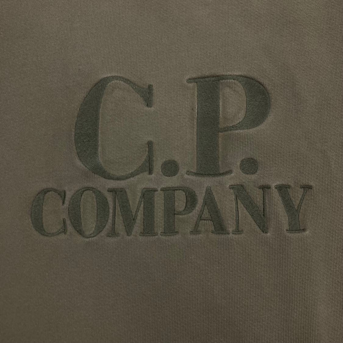 CP컴퍼니 카키 컬러 스펠아웃 빅로고 맨투맨 상품이미지2