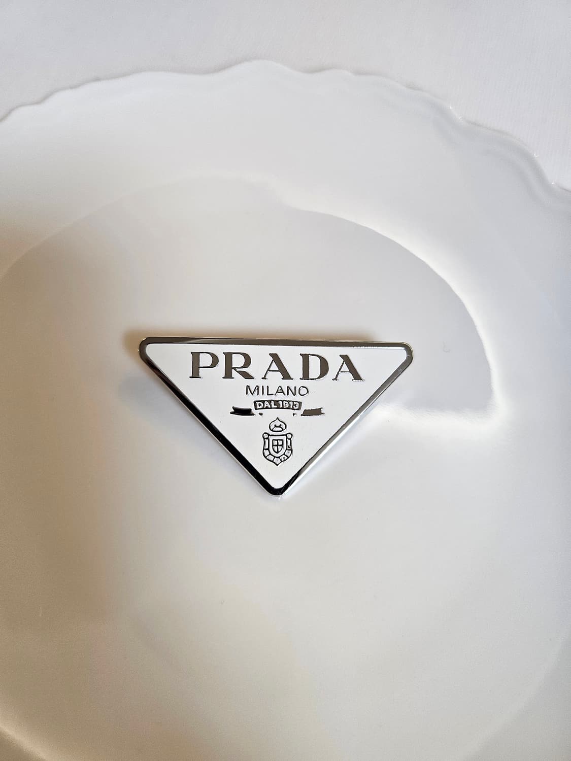 프라다 업사이클링 화이트 삼각 브로치 상품이미지1