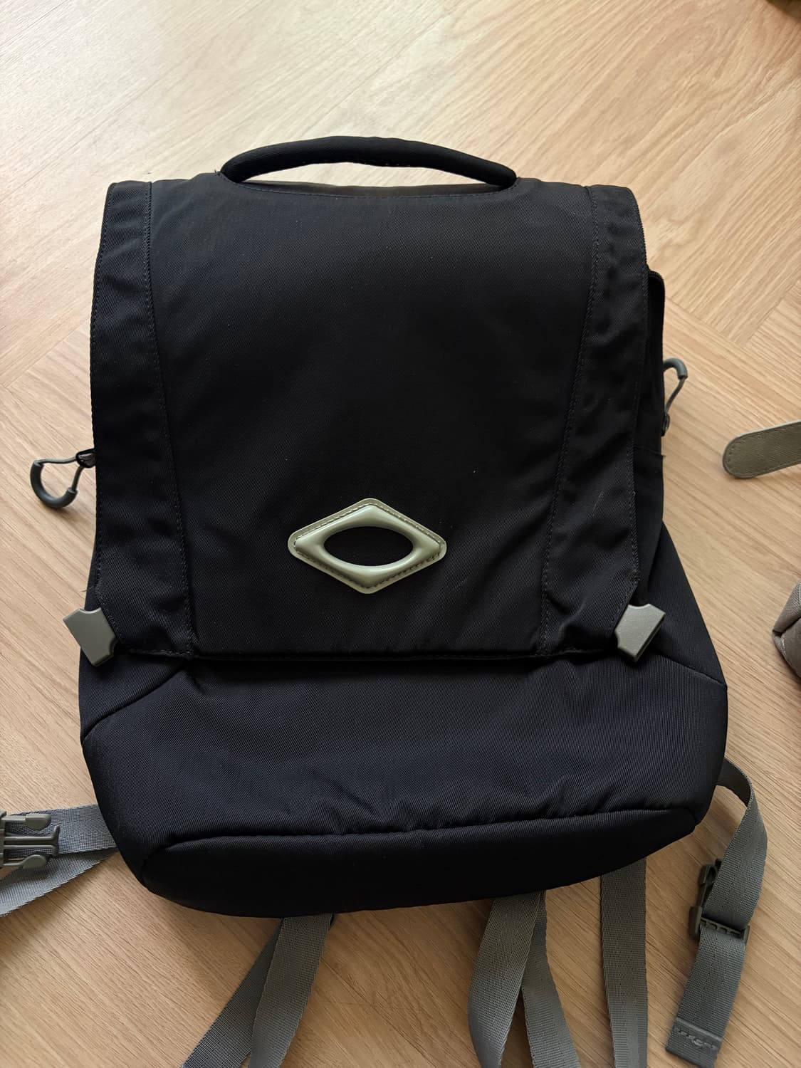 미스치프 롬버스 버클 백팩 블랙 상품이미지1