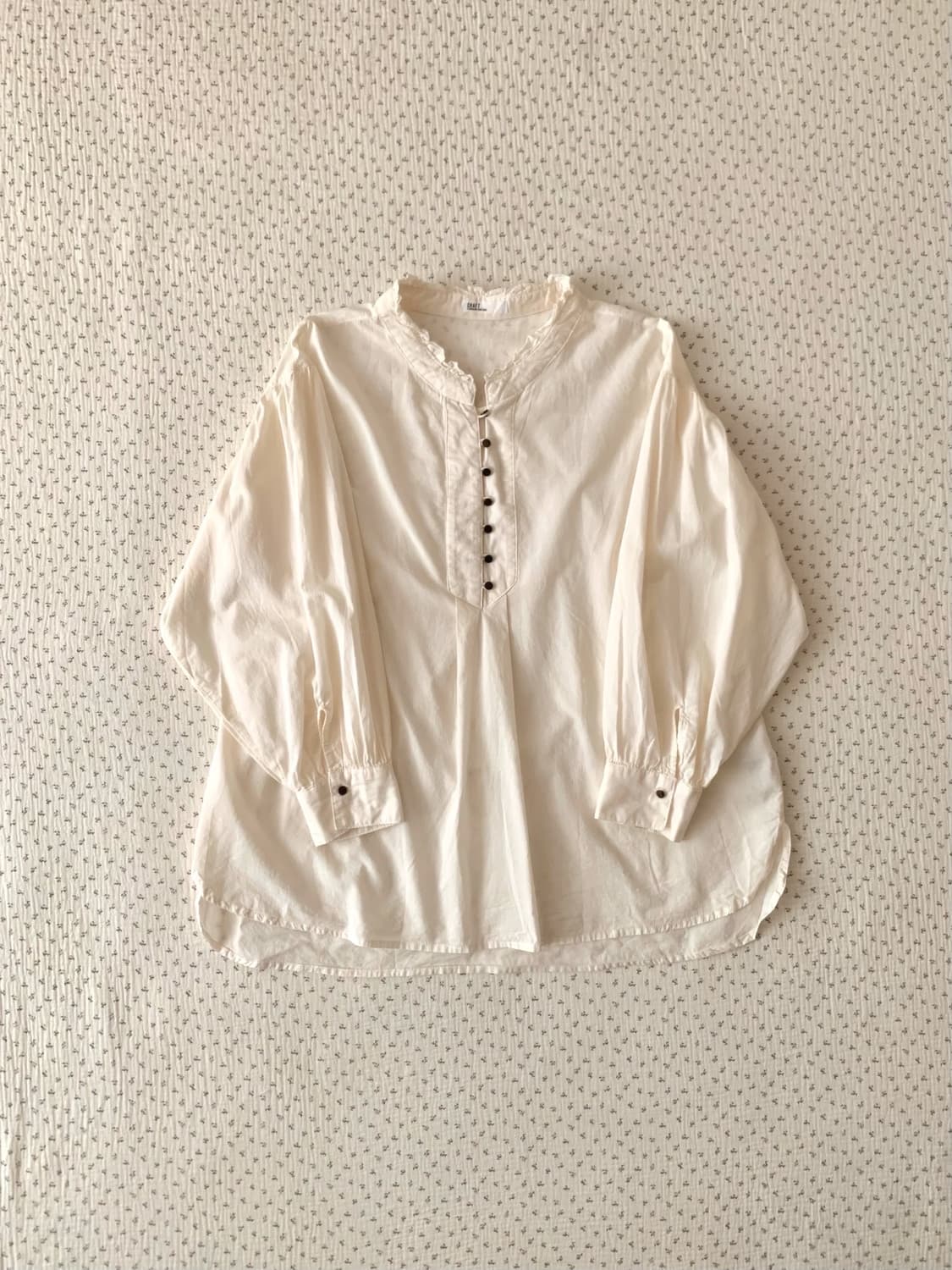 크림 프릴넥 벌룬 블라우스 상품이미지1