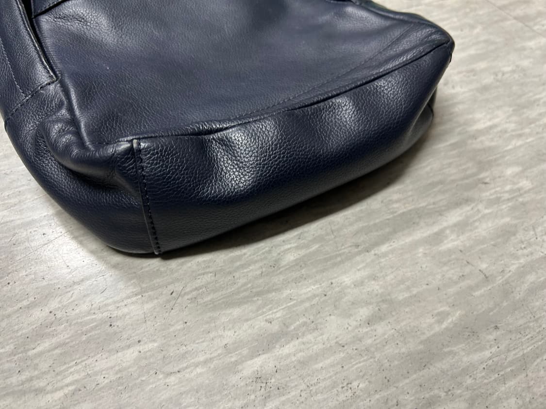 코치 네이비 가죽 슬링백 상품이미지3